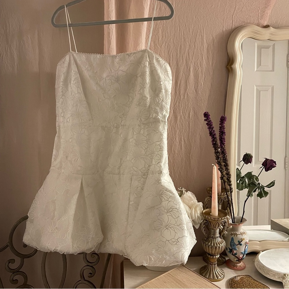 Monique Lhuillier  Elegant White Floral Dress